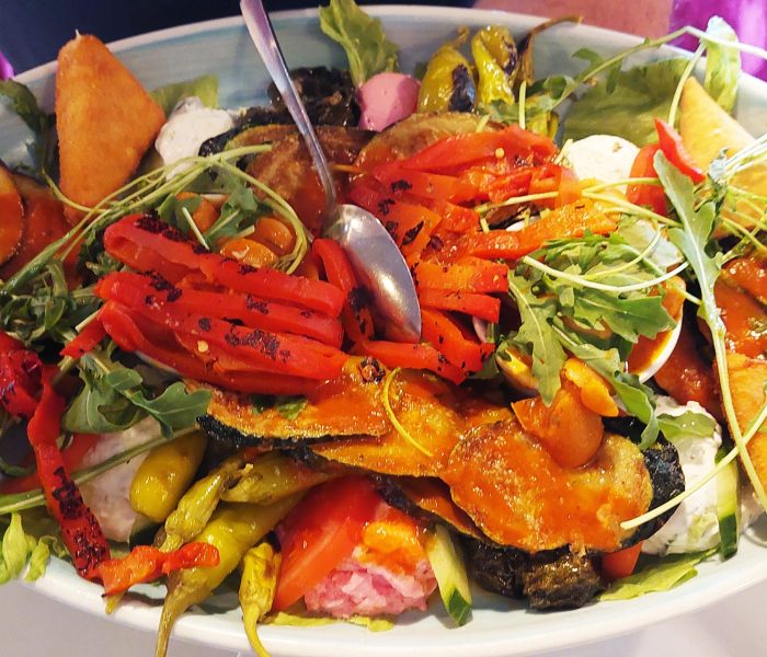 024.-Restaurant-Santorini-Wolfsburg-Gyros-Salat-Ouzo-Souflaki-Biergarten-Tzatziki-Grillplatte-Wein-Depy